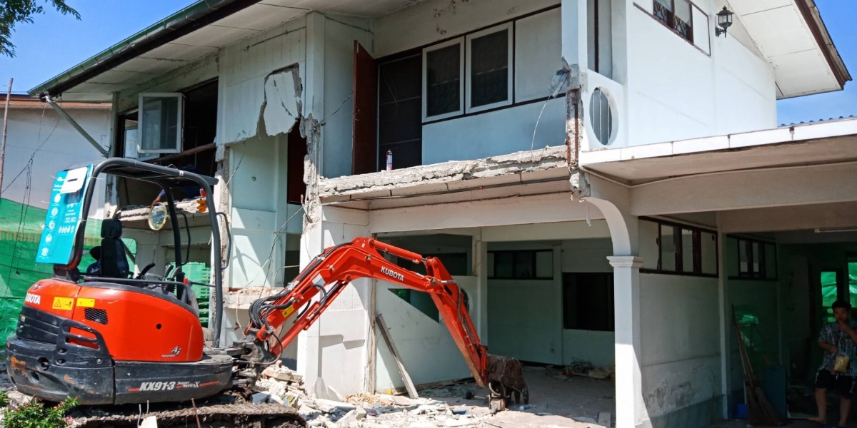 รับทุบตึกด้วยรถแมคโคร รับทุบตึกด้วยรถแมคโคร